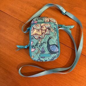 Vera Bradley RFID Cell Phone Crossbody - perfect condition- Peacock Garden